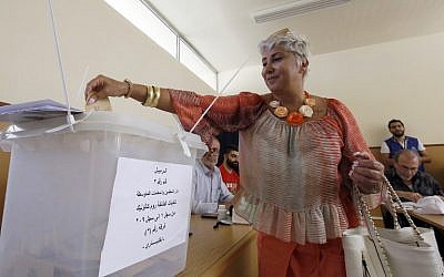 A Lebanese woman casts her vote for the municipal elections at a polling station on May 8, 2016 in the capital Beirut. (AFP PHOTO / ANWAR AMRO)