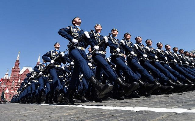Russian servicemen march at Red Square during the Victory Day military parade in Moscow on May 9, 2016, marking the 71st anniversary of the Soviet Union's victory over Nazi Germany in World War II. (AFP/KIRILL KUDRYAVTSEV)