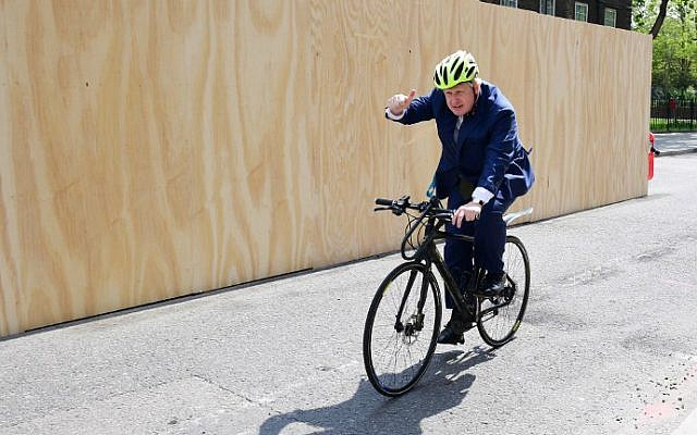 Former mayor of London and Conservative MP for Uxbridge and South Ruislip Boris Johnson rides away after delivering a speech on the European Union ahead of the June 23 EU Referendum, May 9, 2016. (Leon Neal/AFP) Former mayor of London and Conservative MP for Uxbridge and South Ruislip Boris Johnson rides away after delivering a speech on the European Union ahead of the June 23 EU Referendum, May 9, 2016. (Leon Neal/AFP)
