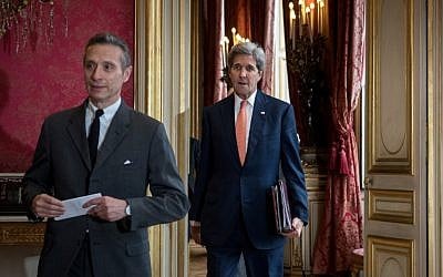 US Secretary of State John Kerry, right, arrives to attend a meeting about Syria at the French foreign ministry in Paris on May 9, 2016. (AFP/POOL/PHILIPPE LOPEZ)