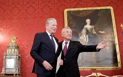 President of Austria Heinz Fischer, right, entrusts Austria's interim Chancellor Reinhold Mitterlehner with government functions in Vienna, Austria, on May 9, 2016. (AFP/APA/GEORG HOCHMUTH)