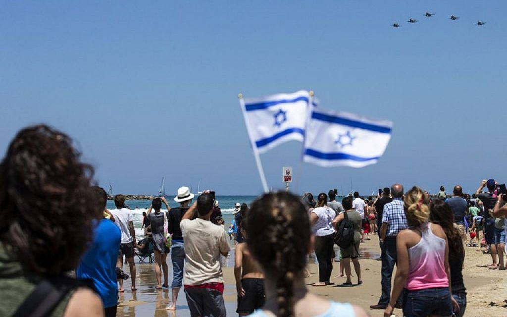 Israelis watch as IAF F-16 fighter jets perform during an Independence Day air show over Tel Aviv beach on May 12, 2016. (AFP PHOTO/JACK GUEZ)