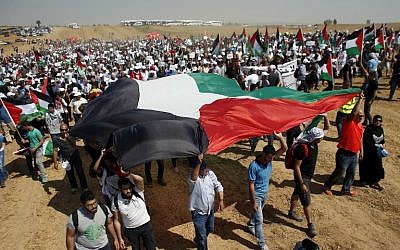 Arab-Israeli protesters hold Palestinian flags as they march near the southern Israeli town of Rahat on May 12, 2016. (AFP/AHMAD GHARABLI)
