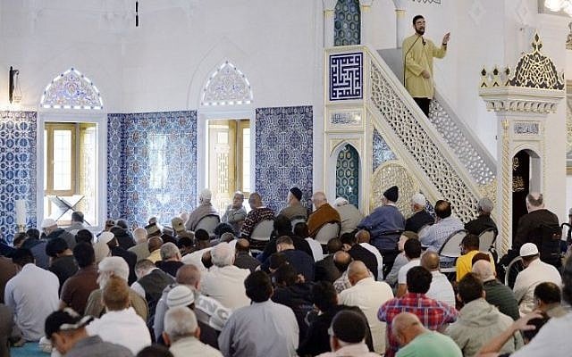 Worshipers attend Friday afternoon prayers in the mosque at the Diyanet Center of America on May 13, 2016 in Lanham, Maryland. (AFP PHOTO / Olivier Douliery)