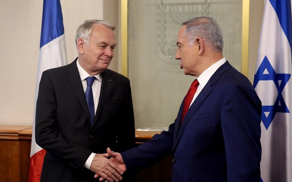 Benjamin Netanyahu, right, shakes hands with French Foreign Minister Jean-Marc Ayrault on May 15, 2016 during a meeting at the Prime Minister's office in Jerusalem. (AFP/POOL/MENAHEM KAHANA)