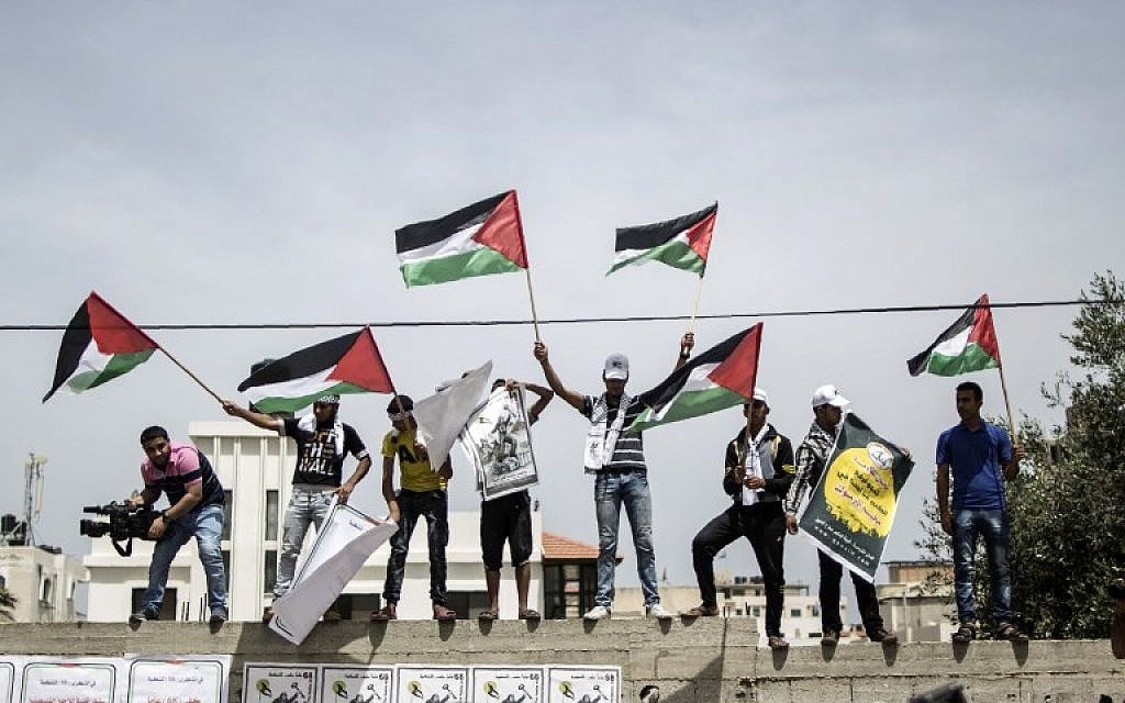 Palestinians wave flags on May 15, 2016 in Gaza City during a Nakba Day rally. (AFP/ MAHMUD HAMS)