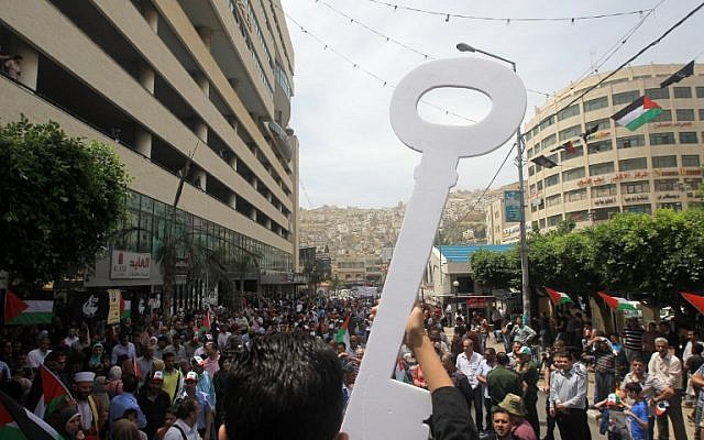 A Palestinian man carries a key during a rally to commemorate the 68th anniversary of the "Nakba" on May 15, 2016 in the West Bank city of Nablus. (AFP/ JAAFAR ASHTIYEH) A Palestinian man carries a key during a rally to commemorate the 68th anniversary of the "Nakba" on May 15, 2016 in the West Bank city of Nablus. (AFP/ JAAFAR ASHTIYEH)