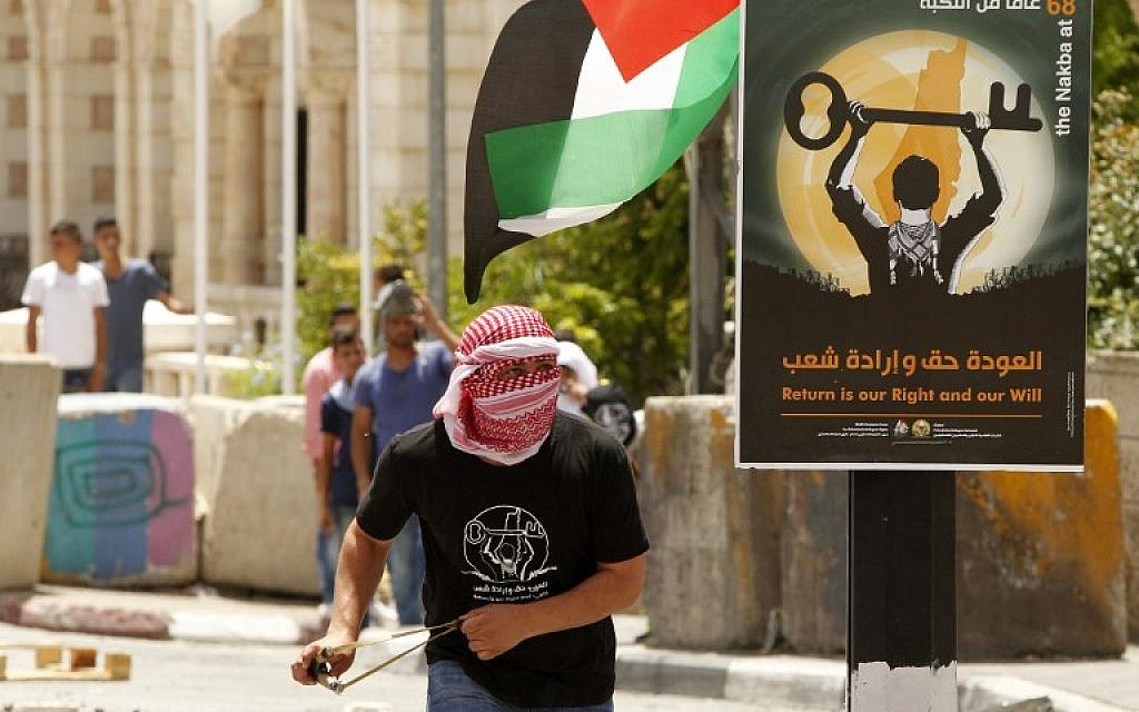 A Palestinian holds a slingshot to throw stones towards Israeli security forces during clashes following a rally to commemorate the "Nakba" or "catastrophe" in Arabic in reference to the establishment in 1948 of the state of Israel on May 15, 2016 in the West Bank town of Bethlehem. (AFP/HAZEM BADER)