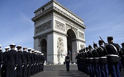 Soldiers pay their respects in front of the Arc de Triomphe in Paris, France, during a ceremony marking the 71st anniversary of the victory over Nazi Germany during World War II, May 8, 2016. (AFP/Lionel Bonaventure)