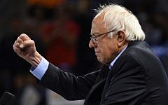 Democratic presidential candidate Bernie Sanders addresses a primary election night rally in Carson, California, May 17, 2016.  (AFP PHOTO / ROBYN BECK)