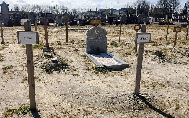 This file photo taken on April 19, 2016 shows graves of migrants at a cemetery in Calais. (AFP Photo/Denis Charlet) This file photo taken on April 19, 2016 shows graves of migrants at a cemetery in Calais. (AFP Photo/Denis Charlet)