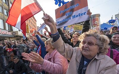 Supporters of Right-wing Austrian Freedom Party presidential candidate Norbert Hofer attend Hofer's final election campaign rally at the Viktor Adler Markt in Vienna, Austria on May 20,2016. (AFP/JOE KLAMAR)
