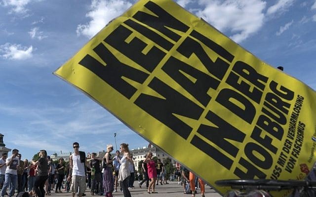 Supporters of Austrian presidential candidate Alexander Van der Bellen dance behind a sign reading "no Nazi at the Hofburg" during a rave outside of Hofburg palace on the eve of elections in Vienna, Austria, May 21, 2016. (AFP/JOE KLAMAR)