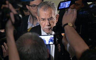 Presidential candidate Alexander Van der Bellen speaks to journalists during the second round of the Austrian President elections on May 22, 2016, at the Hofburg in Vienna. (AFP PHOTO / APA / HERBERT NEUBAUER )