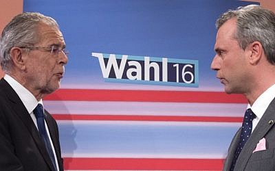 Presidential candidates Alexander Van der Bellen (left) and Norbert Hofer attend a television discussion after the second round of the Austrian President elections on May 22, 2016, at the Hofburg palace in Vienna. (AFP Photo/Joe Klamar)