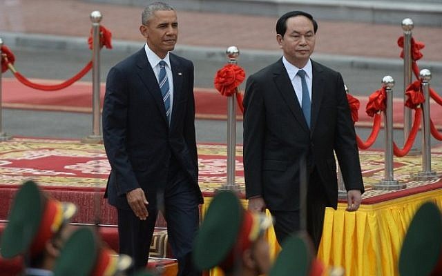 US President Barack Obama (L) and his Vietnamese counterpart Tran Dai Quang review an honour guard during a welcoming ceremony at the Presidential Palace in Hanoi on May 23, 2016. (AFP PHOTO / POOL / HOANG DINH NAM)
