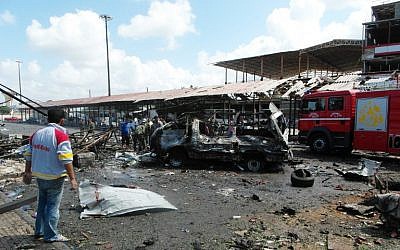 Syrians gather at the site of multiple bombings that left tens dead in the northern coastal city of Jableh, between Latakia and Tartus, Syria, May 23, 2016. (AFP)