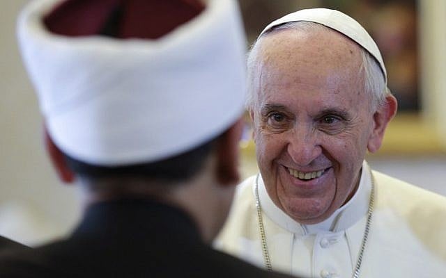 Pope Francis (R) smiles to a member of the delegation as he meets with Egyptian Grand Imam of al-Azhar Mosque Sheikh Ahmed Mohamed al-Tayeb, at the end of a private audience at the Vatican on May 23, 2016. (AFP PHOTO / POOL / MAX ROSSI)