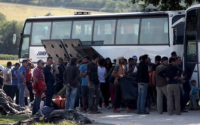 People board in a bus in order to leave the refugee and migrant makeshift camp on the Greek-Macedonia border near the village of Idomeni on May, 23 2016. (AFP PHOTO / SAKIS MITROLIDIS) People board in a bus in order to leave the refugee and migrant makeshift camp on the Greek-Macedonia border near the village of Idomeni on May, 23 2016. (AFP PHOTO / SAKIS MITROLIDIS)