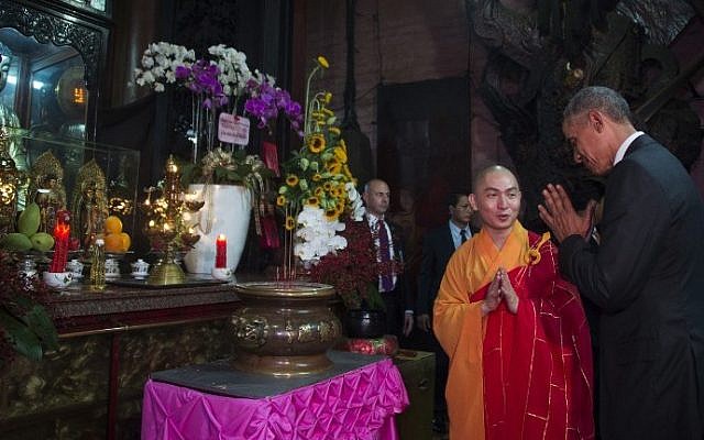 US President Barack Obama (R) pays his respects with Abbot of the Jade Emperor Pagoda Thich Minh Thong during a visit to the Jade Pagoda in Ho Chi Minh City on May 24, 2016. (AFP PHOTO / JIM WATSON)