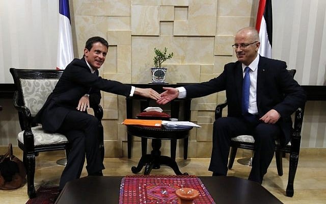 French Prime Minister Manuel Valls (left) and Palestinian Authority Prime Minister Rami Hamdallah (right) meet in the West Bank city of Ramallah, May 24, 2016. (AFP/Abbas Momani)