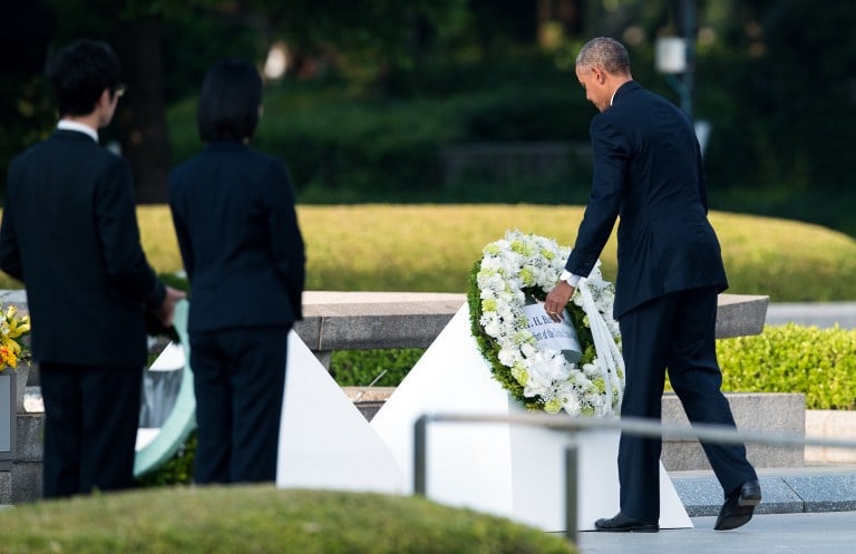 US president Barack Obama lays a wreath at the Hiroshima Peace Memorial park cenotaph in Hiroshima on May 27, 2016. (AFP PHOTO / JOHANNES EISELE)