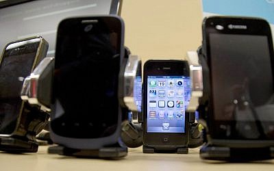 A display of cell phones during a Federal Trade Commission (FTC) mobile tracking demo in Washington in February 2014 (AP Photo/Carolyn Kaster)