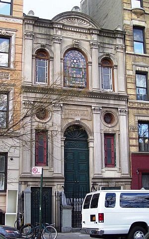 The exterior of the Anshei Meseritz synagogue, which has undergone a renovation and will soon have condos above the synagogue. (Wikimedia Commons) The exterior of the Anshei Meseritz synagogue, which has undergone a renovation and will soon have condos above the synagogue. (Wikimedia Commons)