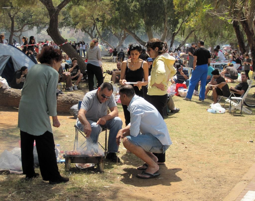 Staking out a claim for the annual Independence Day grill fest at Jerusalem's Sacher Park in 2009 (Deborah Sinai/Flash 90)