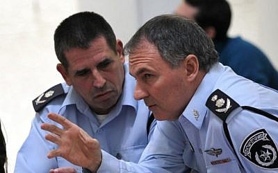 Yoav Segalovitz (left) with then Israel Police chief Yohanan Danino at the High Court of Justice (Yossi Zamir/Flash90)