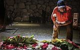 Holocaust survivor Isaac Ernst Hecker lays flowers during a ceremony at the Yad Vashem Holocaust Memorial and Museum in Jerusalem on Holocaust Remembrance Day, April 16, 2015. (Hadas Parush/Flash90)