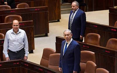 Prime Minister Benjamin Netanyahu at the opening of the winter session of the Knesset, October 12, 2015. To his left stands Moshe Ya'alon, behind him Avigdor Liberman (Miriam Alster/Flash90)