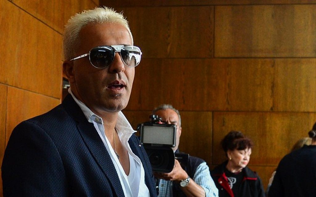 Israeli singer Kobi Peretz arrives at the District Court in Tel Aviv on March 17, 2016. (Flash90)