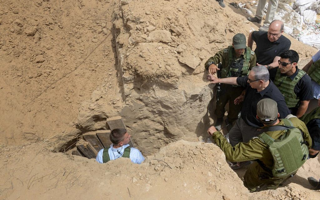 Prime Minister Benjamin Netanyahu meets with Israeli soldiers as he tours the southern Israeli border with Gaza. May 03, 2016. (Amos Ben Gershom/GPO)