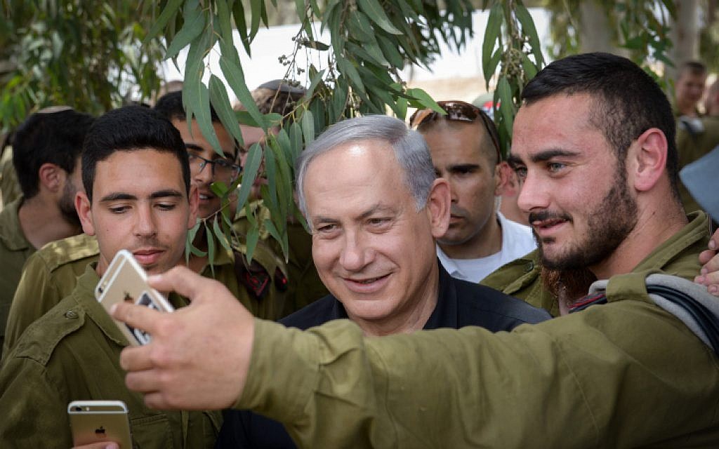 Prime Minister Benjamin Netanyahu meets with Israeli soldiers as he tours the southern Israeli border with Gaza. May 03, 2016. (Amos Ben Gershom/GPO)