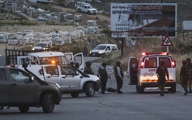 Israeli security forces at the scene where three Israeli soldiers were wounded in a vehicular attack near Dolev, in the West Bank, May 3, 2015 .(Flash90)