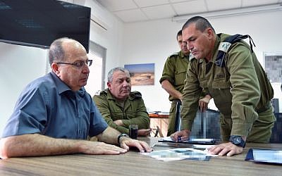 Defense Minister Moshe Ya'alon (L), IDF Chief of Staff Gadi Eisenkot (C) and GOC Southern Command Eyal Zamir (R)meet at the Southern Command headquarters, near the Israeli border with Gaza on May 5, 2016. (Ariel Hermoni/Ministry of Defense)