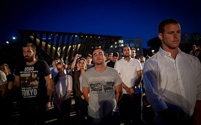 Israelis stand in silence at Rabin square in Tel Aviv as a siren is sounded marking the beginning of Memorial Day, May 10, 2016. (Miriam Alster/Flash90)