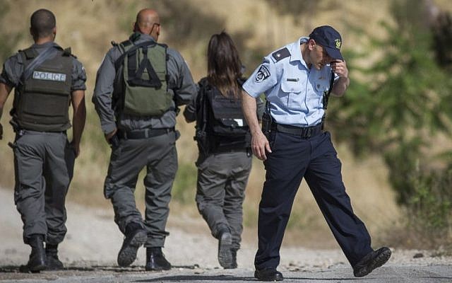 Security forces at the scene of a stabbing attack in Armon Hanatziv neighborhood of Jerusalem, May 10, 2016. (Yonatan Sindel/Flash90) Security forces at the scene of a stabbing attack in Armon Hanatziv neighborhood of Jerusalem, May 10, 2016. (Yonatan Sindel/Flash90)