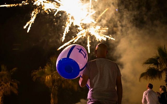 Israelis celebrate Israel's 68th Independence Day in the southern city of Ashkelon, on May 11, 2016. (Corinna Kern/Flash90) Israelis celebrate Israel's 68th Independence Day in the southern city of Ashkelon, on May 11, 2016. (Corinna Kern/Flash90)