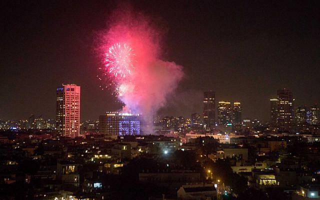 Fireworks over Tel Aviv celebrating Israel's 68th Independence Day, May 11, 2016. (Miriam Alster/FLASH90)