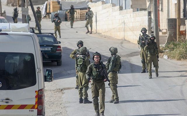 Soldier patrol in Qalandia, May 11, 2016. (Flash90) Soldier patrol in Qalandia, May 11, 2016. (Flash90)