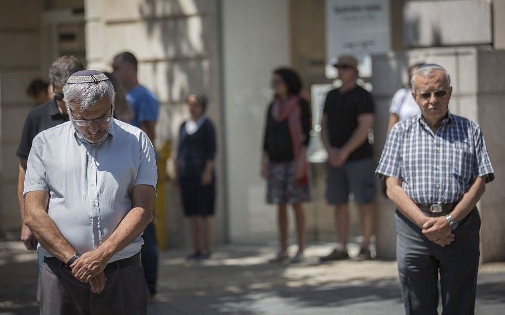 People stand still as a two-minute siren sounds across Israel, marking Memorial Day which commemorates the fallen Israeli soldiers in Jerusalem on May 11, 2016. (Yonatan Sindel/Flash90)