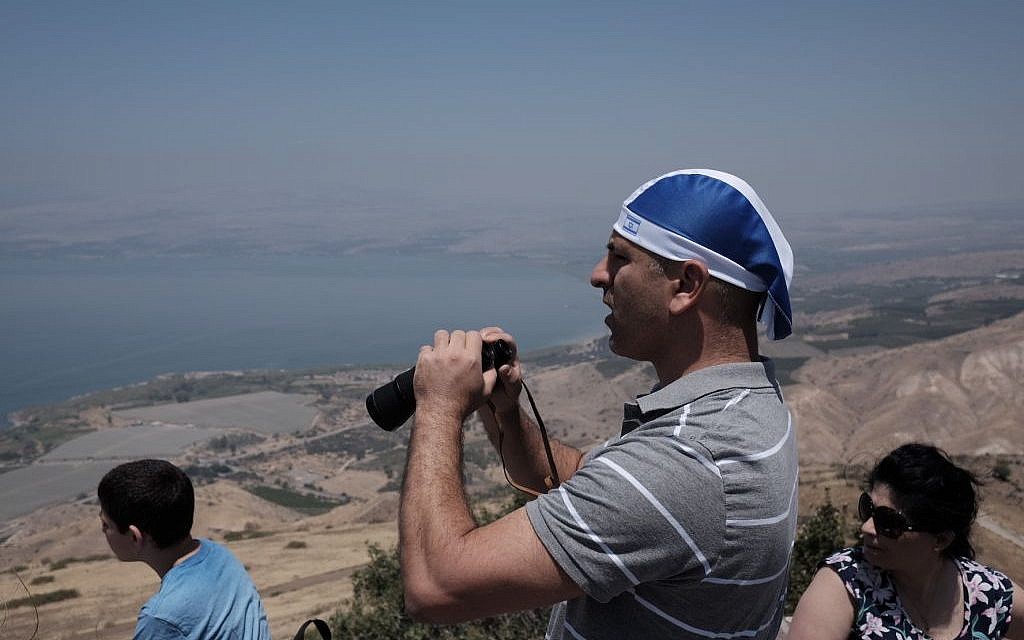 Israelis watch a demonstration of the Israeli Air Force on the 68th Independence Day of Israel over the Sea of Galilee in northern Israel, May 12, 2016. (Photo by Tomer Neuberg/Flash90)