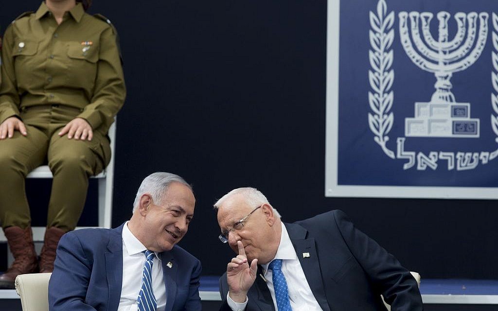 President Reuven Rivlin speaks with Prime Minister Benjamin Netanyahu at a ceremony for outstanding soldiers as part of Israel's 68th Independence Day celebrations, at the President's Residence in Jerusalem on May 12, 2016. (Yonatan Sindel/Flash90)