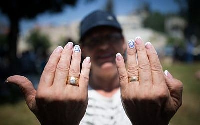 A woman shows off fingernails painted with Israeli flags during Israel's 68th Independence Day celebrations in Jerusalem, May 12, 2016. (Photo by Yonatan Sindel/Flash90)