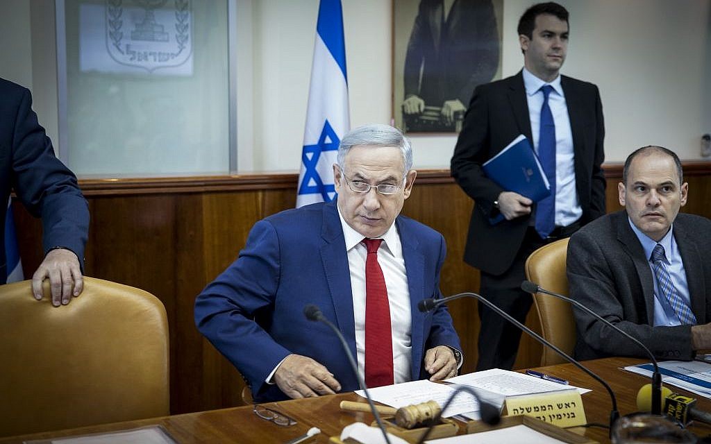 Israeli Prime Minister Benjamin Netanyahu leads the weekly cabinet meeting on May 15, 2016. (Emil Salman/POOL)