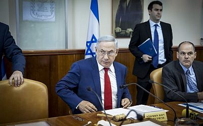 Israeli Prime Minister Benjamin Netanyahu leads the weekly cabinet meeting on May 15, 2016. (Emil Salman/POOL)