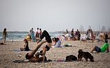 Israelis enjoy the beach in Tel Aviv as a heatwave hits Israel. May 16, 2016. (Miriam Alster/FLASH90)