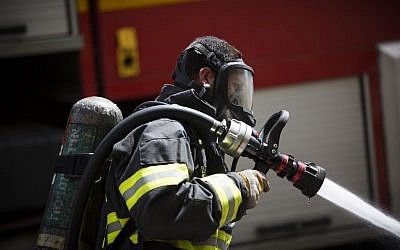 Firefighters at the scene of a chemical spill at Pisgat Ze'ev neighborhood of Jerusalem on May 17, 2016. (Photo by Yonatan Sindel/Flash90)
